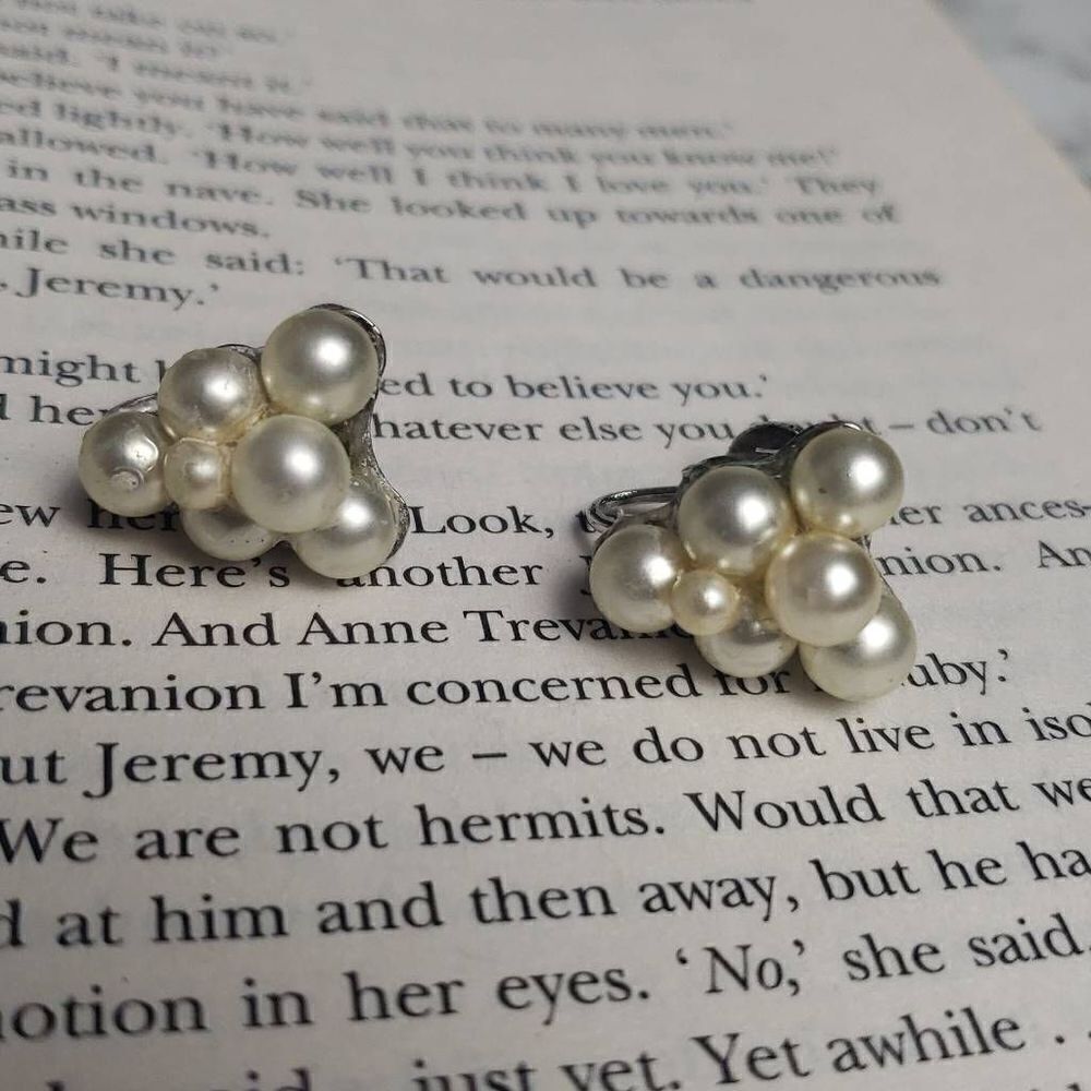 ‎Vintage Caro Pearl Screw on Earrings